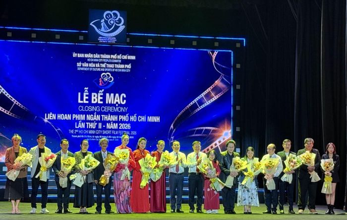 Ông Nguyễn Mạnh Cường, Phó Chủ tịch UBND TP Hồ Chí Minh và ông Trần Thế Thuận, Giám đốc Sở Văn hóa và Thể thao TP Hồ Chí Minh, tặng hoa các cá nhân và tập thể có nhiều đóng góp vào sự thành công của Liên hoan phim ngắn lần thứ II năm 2026.