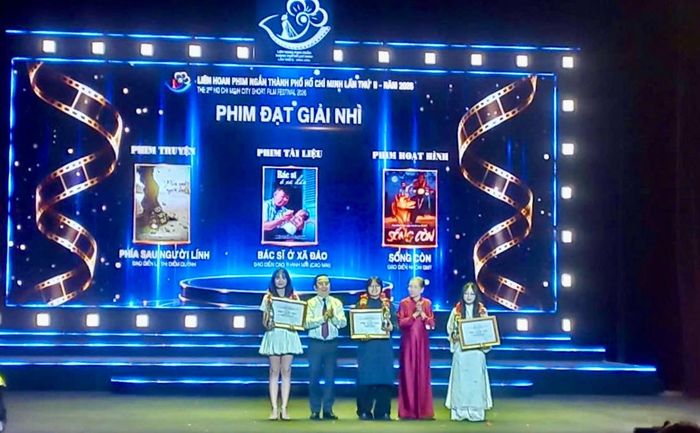 Ông Trần Thế Thuận, Giám đốc Sở Văn hóa và Thể thao TP Hồ Chí Minh và bà Dương Cẩm Thúy, Chủ tịch Hội Điện ảnh TP Hồ Chí Minh, trao giải Nhì cho các đạo diễn.