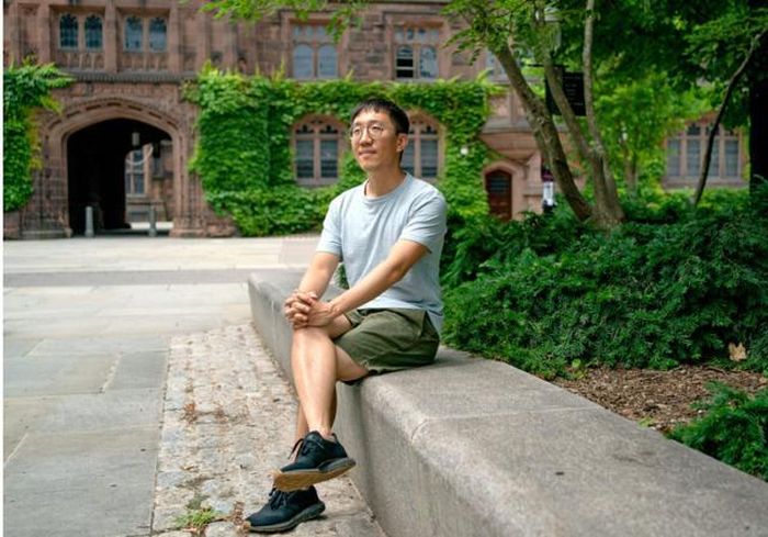 Giáo sư June Huh tại khuôn viên Đại học Princeton. Ảnh: Quanta Magazine