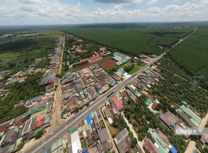 Khu công nghiệp Phú Xuân được xây dựng với hơn 20% diện tích được bố trí cho không gian xanh, hướng đến phát triển bền vững. Dự án có thời hạn hoạt động 50 năm, dự kiến đến năm 2074. Trong ảnh là khu đất thực hiện dự án nhìn từ Quốc lộ 14.