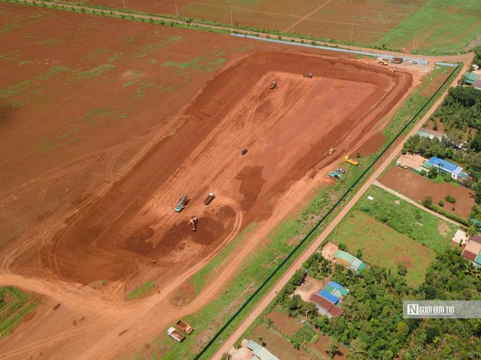 Trên công trường, nhiều phương tiện, thiết bị phục vụ thi công được đưa đến. Đến nay, phần hồ điều tiết đã đạt khoảng 97% tổng khối lượng.