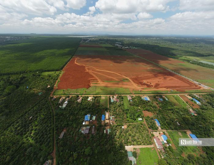 Dự án được chia thành 3 giai đoạn thực hiện. Trong ảnh là giai đoạn 1, có diện tích hơn 66 ha, mức đầu tư 802 tỷ đồng. Theo Ban Quản lý các Khu công nghiệp Đắk Lắk, công tác bồi thường, giải phóng mặt bằng giai đoạn 1 đã hoàn thành; phấn đấu toàn bộ các gói thầu, hạng mục vào 31/10/2026.