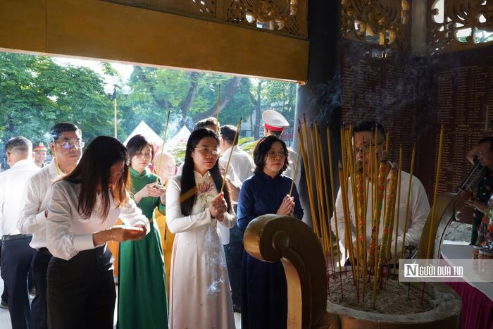 Các đại biểu dâng hương