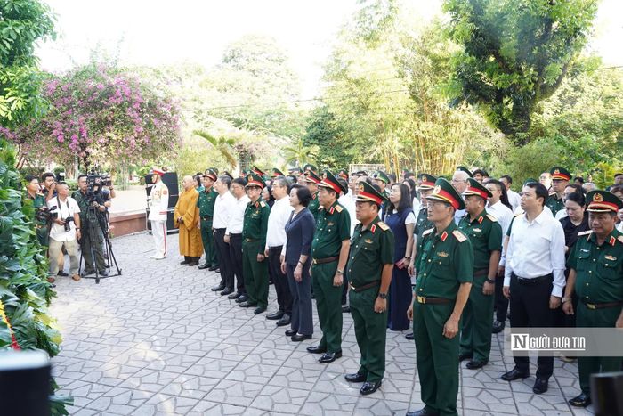 Đoàn lãnh đạo Đảng, Nhà nước do Phó Thủ tướng Phạm Thị Thanh Trà dẫn đầu dâng hương, dâng hoa tại Công viên Lê Thị Riêng.