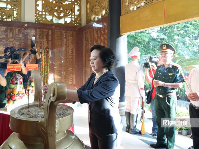 Phó Thủ tướng dâng hương bên trong khu tưởng niệm