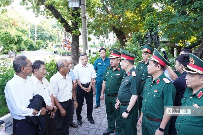 Các đại biểu trao đổi cùng nhân chứng