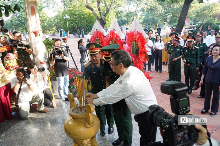 Các đại biểu dâng hương