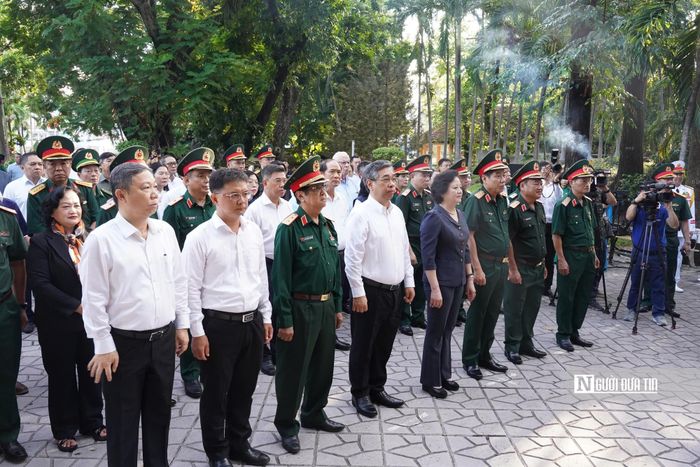 Đoàn lãnh đạo Đảng, Nhà nước do Phó Thủ tướng Phạm Thị Thanh Trà dẫn đầu dâng hương, dâng hoa tại Công viên Lê Thị Riêng.