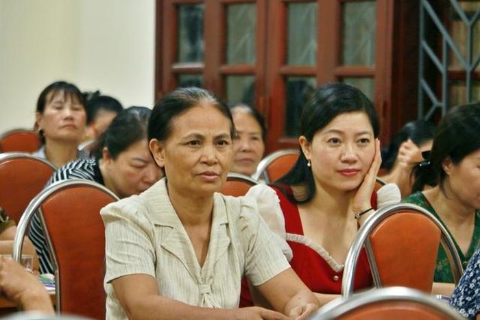 Người dân tập trung lắng nghe thông tin tuyên truyền.
