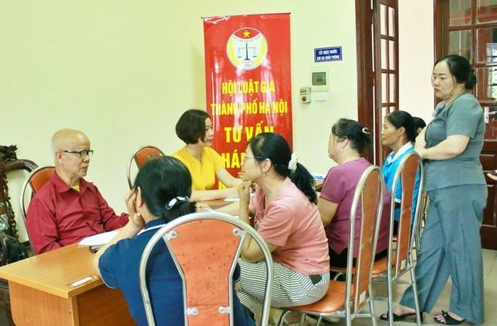 Người dân được tư vấn pháp luật, trợ giúp pháp lý miễn phí trong chương trình hội nghị.