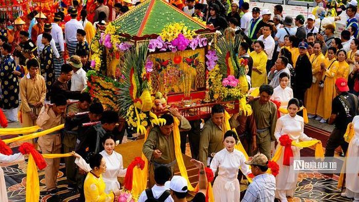 Ông Lê Văn Phước, Phó Chủ tịch UBND tỉnh An Giang, trưởng Ban tổ chức lễ hội, cho biết năm 2026 là năm đầu tiên lễ hội được tổ chức sau khi địa phương vận hành mô hình chính quyền hai cấp, đồng thời cũng là một năm sau khi triển khai Chương trình hành động quốc gia bảo vệ và phát huy giá trị di sản văn hóa phi vật thể Lễ hội Vía Bà Chúa Xứ Núi Sam.