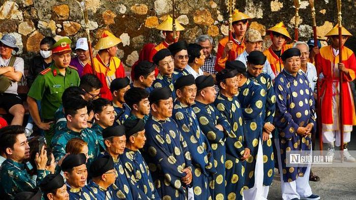 Giữa không gian linh thiêng dưới chân Núi Sam, lễ hội không chỉ là nơi gửi gắm niềm tin tâm linh mà còn là dịp để cộng đồng gặp gỡ, kết nối và tiếp tục gìn giữ một di sản văn hóa sống đang hiện diện trong đời sống đương đại.