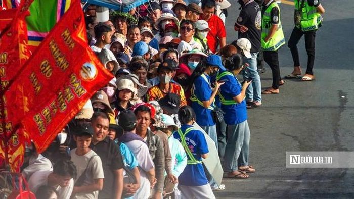 Dòng người nối dài từ các tuyến đường dẫn vào miếu, tạo nên khung cảnh nhộn nhịp hiếm thấy. Nhiều đoàn khách từ Tp.HCM, Đồng Nai… đã có mặt từ sớm để kịp tham dự những nghi thức quan trọng của lễ hội.