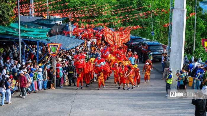Theo ban tổ chức, lễ hội năm nay diễn ra từ ngày 22 đến 27/4 âm lịch với nhiều nghi thức truyền thống được gìn giữ qua nhiều thế hệ. Mở đầu là lễ phục hiện rước tượng Bà Chúa Xứ Núi Sam kết hợp lễ hội đường phố, tái hiện hành trình đưa tượng Bà từ đỉnh Núi Sam về nơi thờ tự hiện nay.