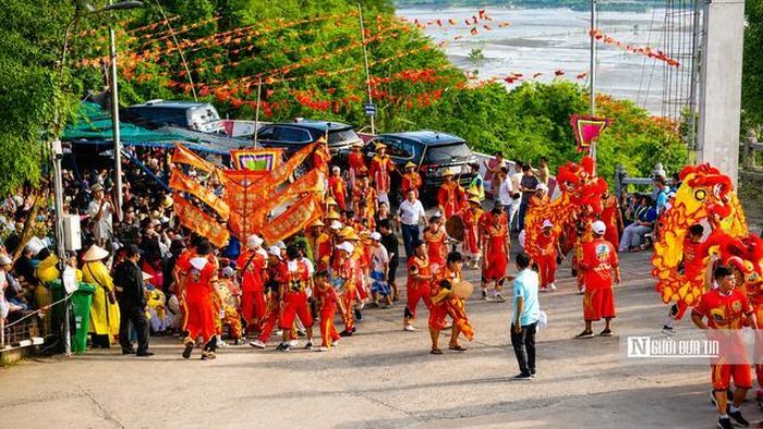 Bên cạnh phần lễ, địa phương còn tổ chức nhiều hoạt động văn hóa, văn nghệ, thể thao và trò chơi dân gian phục vụ du khách. Các chương trình biểu diễn nghệ thuật truyền thống, diễn xướng dân gian được duy trì nhằm giới thiệu những nét văn hóa đặc sắc của vùng đất An Giang.