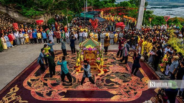 Một trong những nghi lễ thu hút đông đảo người dân theo dõi là lễ tắm Bà, diễn ra từ nửa đêm 8/6 đến rạng sáng 9/6 (23 đến 24/4 âm lịch). Ngoài ra còn có các nghi lễ quan trọng như lễ Thỉnh sắc thần, lễ Túc yết và Xây chầu, lễ Chánh tế, lễ Hồi sắc những nghi thức mang đậm dấu ấn văn hóa tín ngưỡng dân gian Nam Bộ.