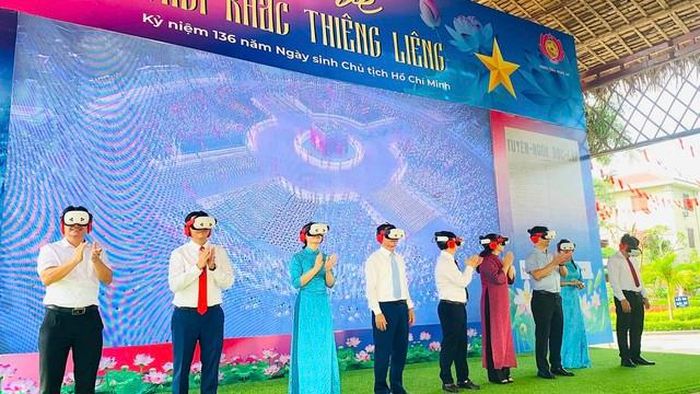Du khách trải nghiệm công nghệ thực tế ảo VR tại Lễ hội Làng Sen 2026. Ảnh KDTKL.