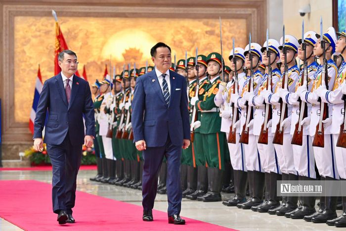 Thủ tướng Lê Minh Hưng và Thủ tướng Thái Lan Anutin Charnvirakul duyệt Đội danh dự.