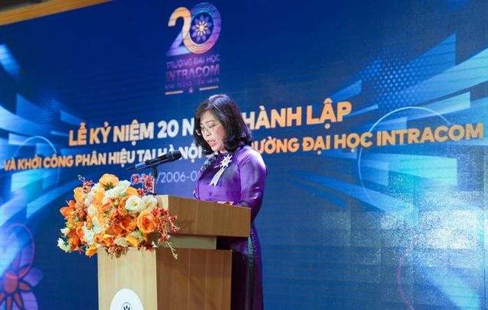 TS.Trần Ái Cầm - Hiệu trưởng Trường Đại học Intracom phát biểu tại buổi lễ.