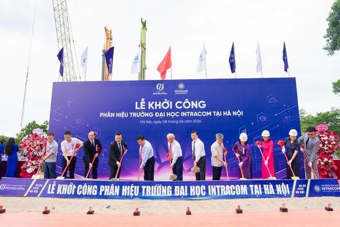 Các đại biểu thực hiện nghi thức khởi công phân hiệu Intracom tại Hà Nội.