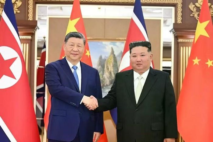 Chủ tịch Trung Quốc Tập Cận Bình gặp gỡ Chủ tịch Triều Tiên Kim Jong-un tại Bình Nhưỡng. Ảnh: Xinhua.