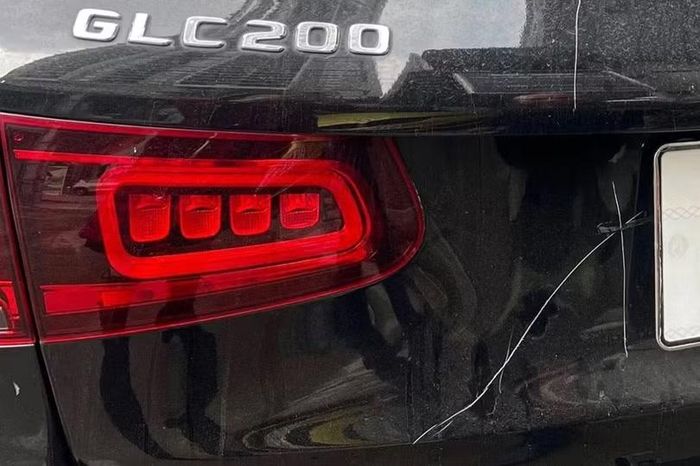 Mâu thuẫn liên quan đến việc đỗ xe từng dẫn đến vụ Mercedes-Benz GLC 200 bị cào xước, hư hỏng tại Hà Nội. Ảnh: B.N.