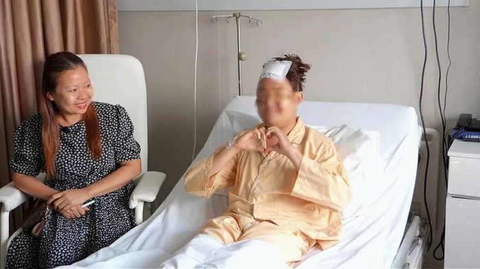 Hong Zana và người nhà sau phẫu thuật. Ảnh: FV
