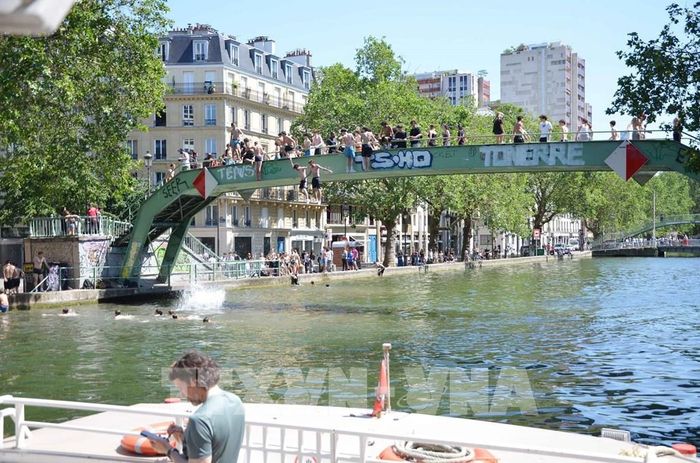 Khu vực kênh Saint-Martin ở quận 10 và 11 thủ đô Paris trở nên nhộn nhịp khi người dân tìm đến tránh nóng. Ảnh: Hữu Chiến - P/v TTXVN