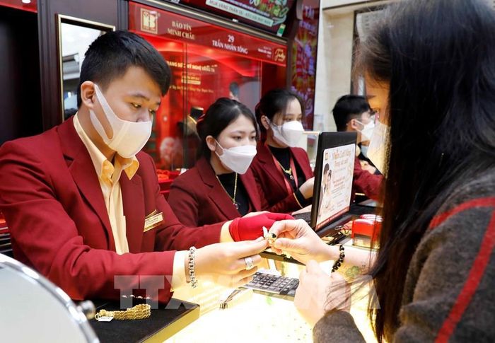 Mua bán vàng tại Công ty Bảo Tín Minh Châu, phố Trần Nhân Tông, Hà Nội. Ảnh: Trần Việt - TTXVN