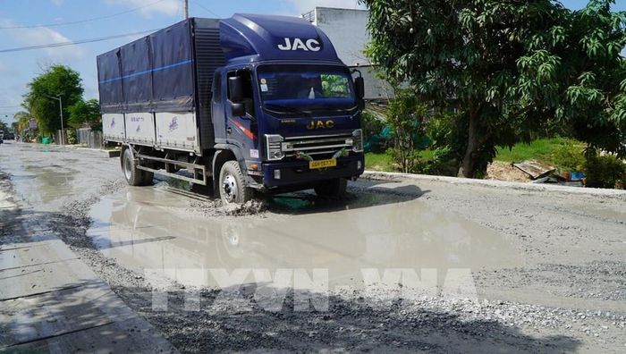 Quốc lộ 30 đoạn qua địa bàn ấp Gò Da, xã Tân Hồng (tỉnh Đồng Tháp) bị hư hỏng nghiêm trọng. Ảnh: Nhựt An - TTXVN
