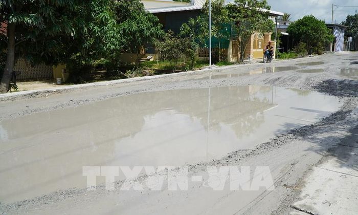 Hố to bùn lầy trên Quốc lộ 30 đoạn qua ấp Gò Da, xã Tân Hồng. Ảnh: Nhựt An - TTXVN
