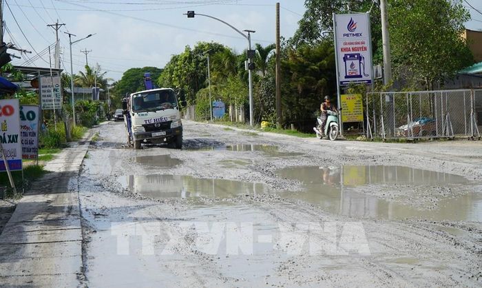 Đoạn quốc lộ 30 qua ấp Gò Da đang hư hỏng nhưng mật độ xe lưu thông rất đông vì kết nối với Cửa khẩu quốc tế Dinh Bà, sang tỉnh Prey Veng (Campuchia). Ảnh: Nhựt An - TTXVN