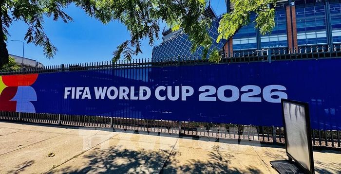 Tấm biển FIFA World Cup trên hàng rào của sân Lincoln Financial Field (Mỹ). Ảnh: Quang Thịnh - PV TTXVN