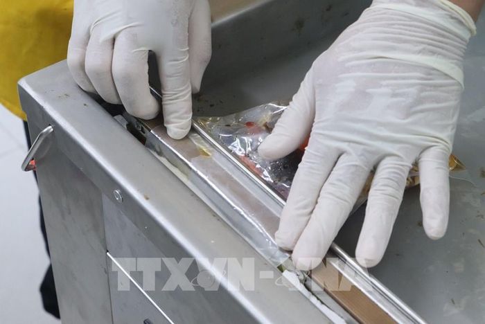 Doanh nghiệp nhỏ và vừa ứng dụng công nghệ đóng gói vào sản xuất. Ảnh: Tuấn Phi - TTXVN 
