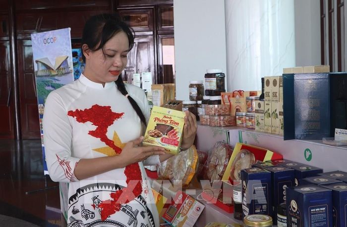 Nhiều doanh nghiệp Cà Mau được quan tâm hỗ trợ bao bì, nhãn mác trong xây dựng thương hiệu OCOP. Ảnh: Tuấn Phi - TTXVN 