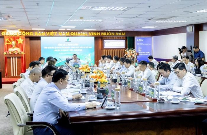 Tổng Giám đốc Petrovietnam Lê Mạnh Cường làm việc với các đơn vị liên quan của Cụm Khí - Điện - Đạm Cà Mau. Ảnh: Khánh Ly/Bnews/vnanet.vn