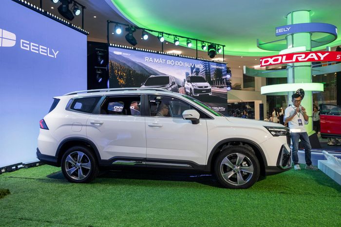 Geely Okavango có kích thước dài x rộng x cao lần lượt đạt 4.827 x 1.902 x 1.757mm, chiều dài cơ sở đạt 2.804mm. Để so sánh, Geely Okavango dài và rộng hơn Mitsubishi Destinator nhưng thấp hơn và có chiều dài cơ sở ngắn hơn đôi chút.