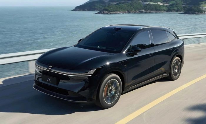 BYD Sealion 8 (bên trái) và Zeekr 7X (bên phải).