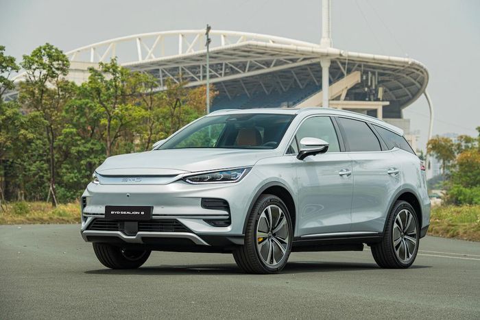 BYD Sealion 8 (bên dưới) và Zeekr 7X (bên trên).