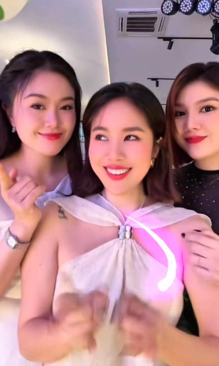 Nhiều khán giả dành lời khen cho ba chị em nhà Lê Phương.