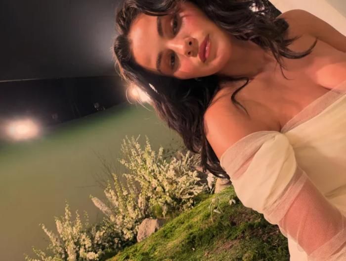 Selena Gomez lựa chọn lối trang điểm ngọt ngào với má hồng, phấn mắt tông hồng đồng điệu và đôi môi căng bóng. Ảnh: IGNV