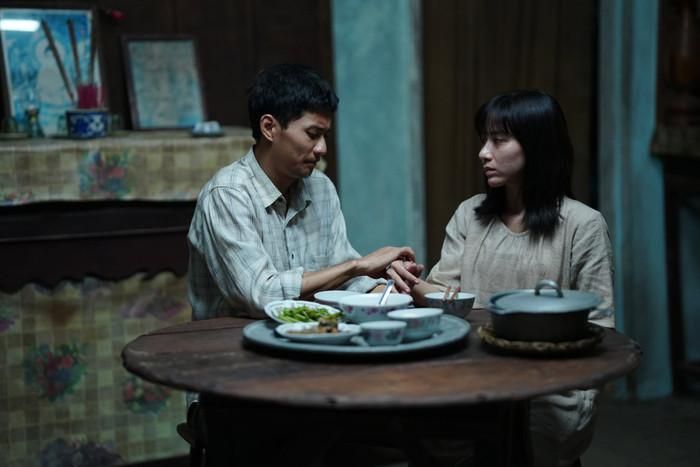 Ma Xó xoay quanh đôi vợ chồng trẻ Phú và Thảo đang sống trong cảnh nghèo khó. 
