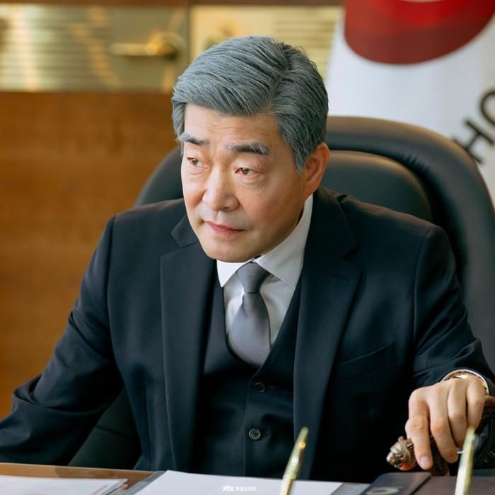 Nội dung xoay quanh Kang Yong Ho, chủ tịch quyền lực của tập đoàn Choiseong. 