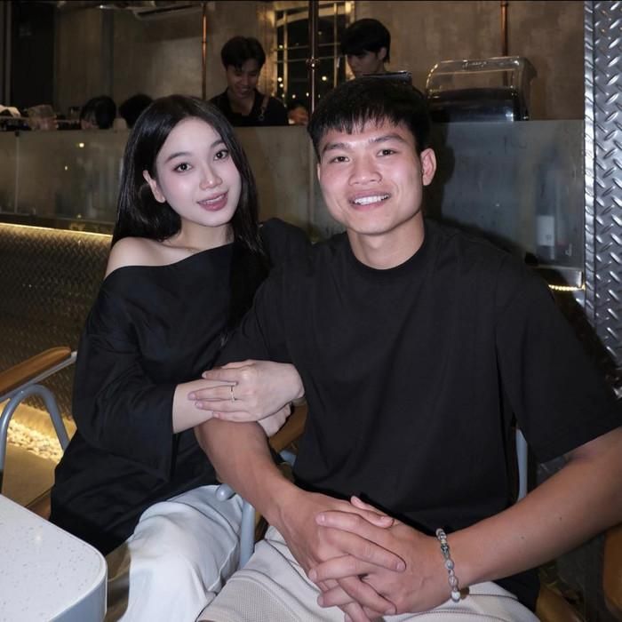 Cầu thủ Hồ Văn Cường bên cạnh bà xã của anh.