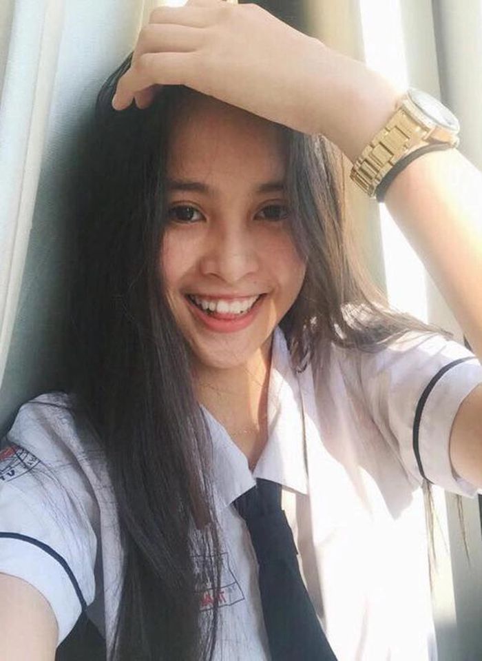 Từ thuở còn ngồi trên ghế nhà trường, nàng hậu đã sở hữu nhan sắc trong trẻo, xinh đẹp.