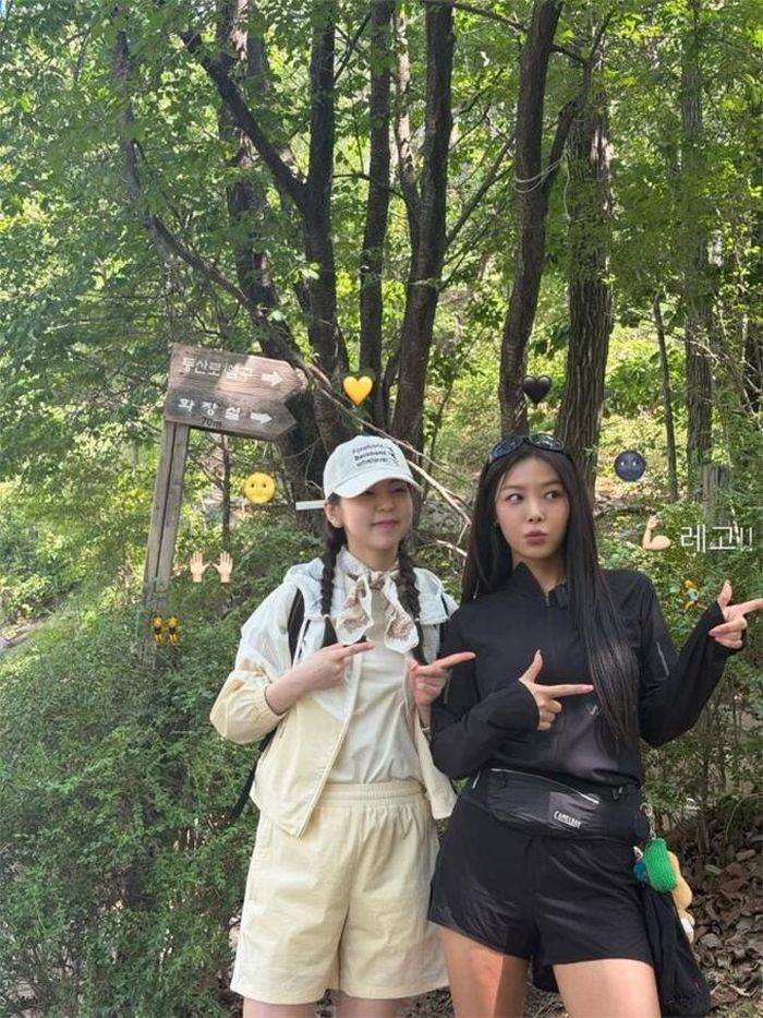 Ahn So Hee và Yubin ra mắt cùng Wonder Girls vào năm 2007, trở thành những gương mặt nổi bật của làn sóng K-pop thế hệ thứ hai.