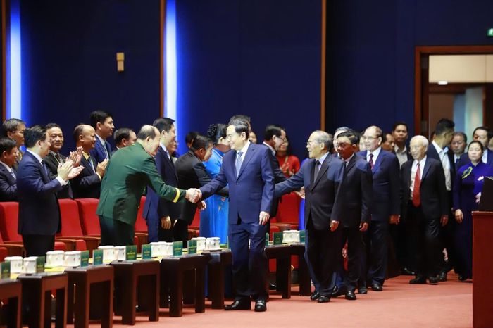 Các đồng chí lãnh đạo Đảng, Nhà nước; nguyên lãnh đạo Đảng, Nhà nước chào mừng các đại biểu dự Đại hội đại biểu toàn quốc Hội Nông dân Việt Nam lần thứ IX