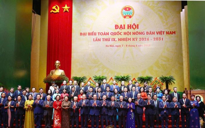 Các đồng chí lãnh đạo, nguyên lãnh đạo Đảng, Nhà nước và các đại biểu chụp ảnh lưu niệm