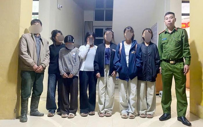 Lực lượng Công an xã Dào San liên hệ với gia đình đến đón các cháu trở về nhà.