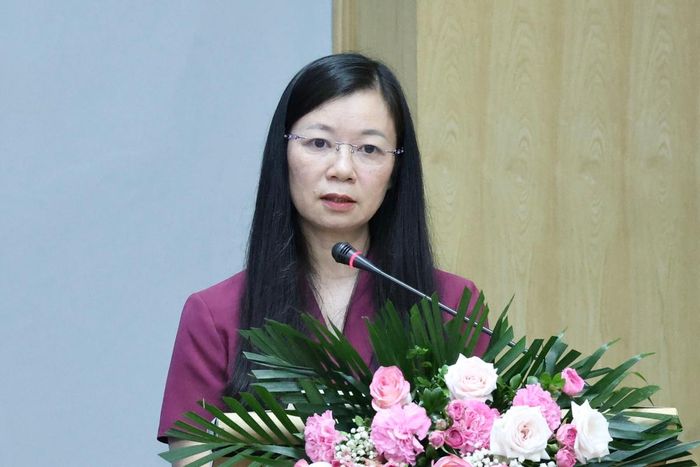 Phó Chủ tịch Hội LHPN Việt Nam Nguyễn Thị Thu Hiền trình bày Dự thảo Tờ trình đề nghị sửa đổi, bổ sung Điều lệ Hội LHPN Việt Nam